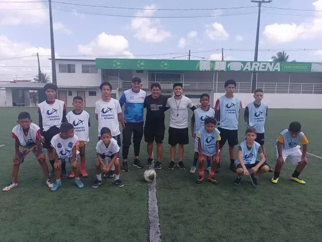 Crianças e adolescentes de residenciais da Capital participam de oficina de futebol de campo