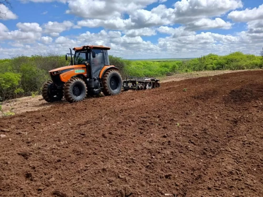 Gestão Municipal de Soledade avança com serviços de aragem de terra na Zona Rural.