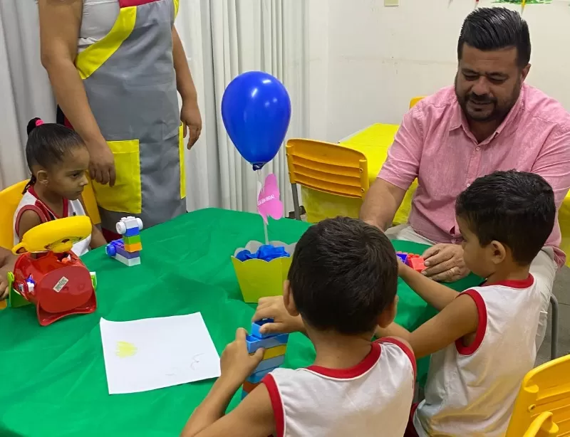 Prefeito Allan Candeia visita escolas e creches no início do ano letivo em Quixaba
