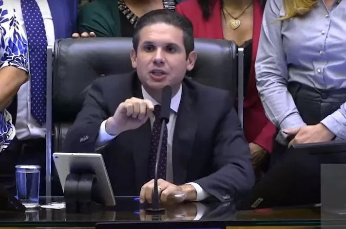 Hugo Motta dá bronca em deputados, após troca de farpas durante sessão: “Aqui não é jardim de infância”