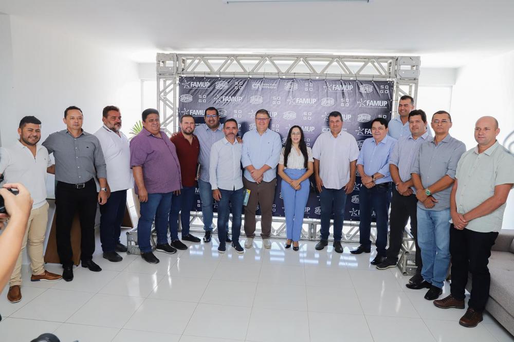 Prefeito de Boa Vista Participa do 1° Encontro de Gestores Municipais do Cariri Paraibano promovida pela AMCAP