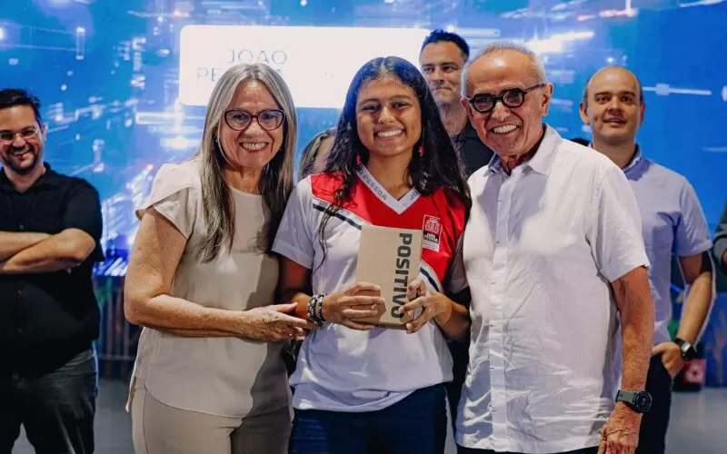 Em João Pessoa, Prefeito Cícero Lucena entrega tablets a 1.200 alunos novatos da Rede Municipal de Ensino