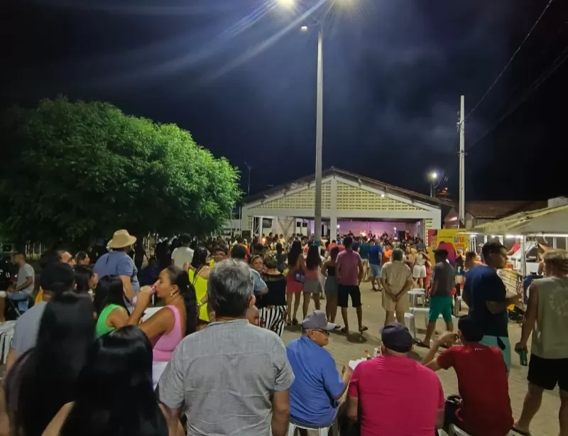 Quixaba promove festejo de carnaval em praça pública