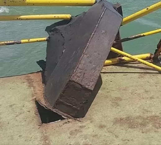 Rampa de acesso de balsa desaba com passageiros e veículos durante travessia