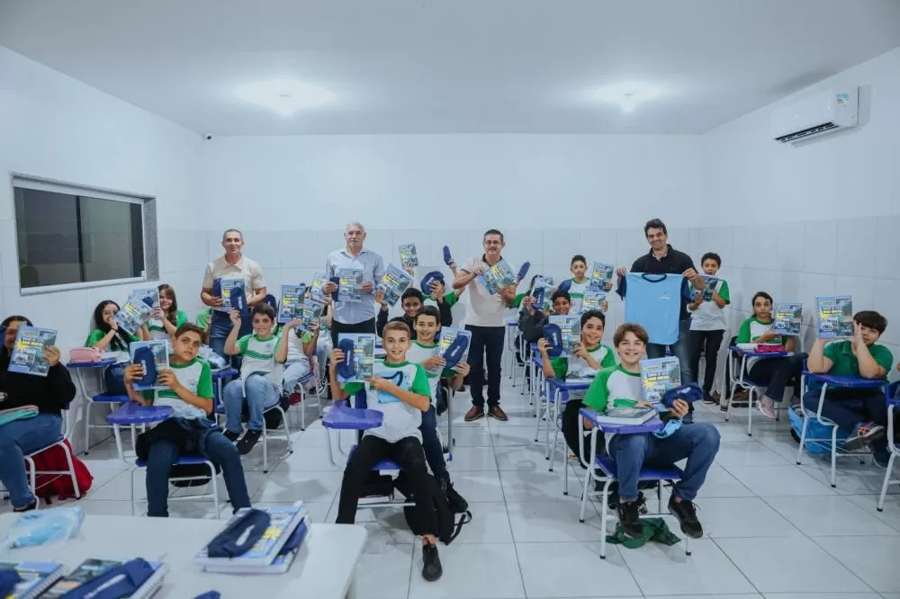 Prefeito de Boa Vista entrega kits escolares e fardamentos a alunos da rede municipal