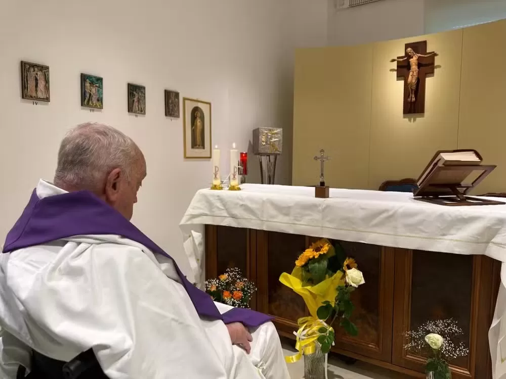 Papa Francisco celebra missa e vaticano divulga “quadro positivo” do religioso
