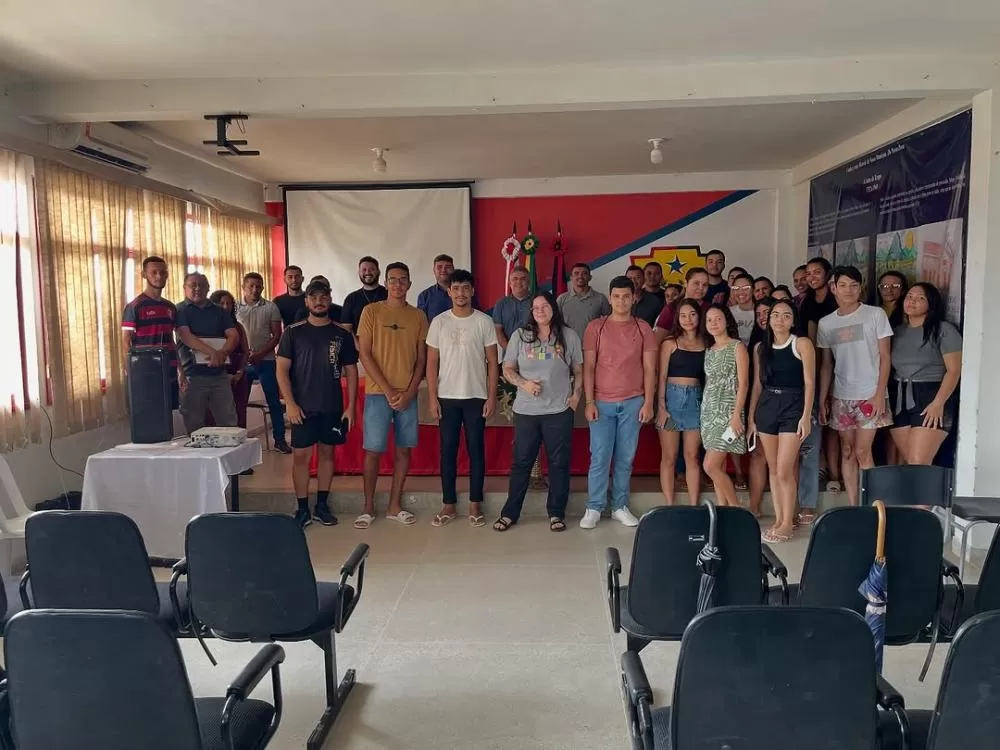 Diamante discute ampliação da bolsa 'De Olho no Futuro' e apoio a universitários