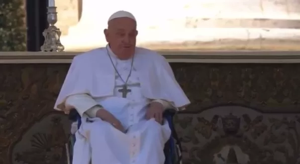 Papa surpreende fiéis em primeira aparição após voltar ao Vaticano