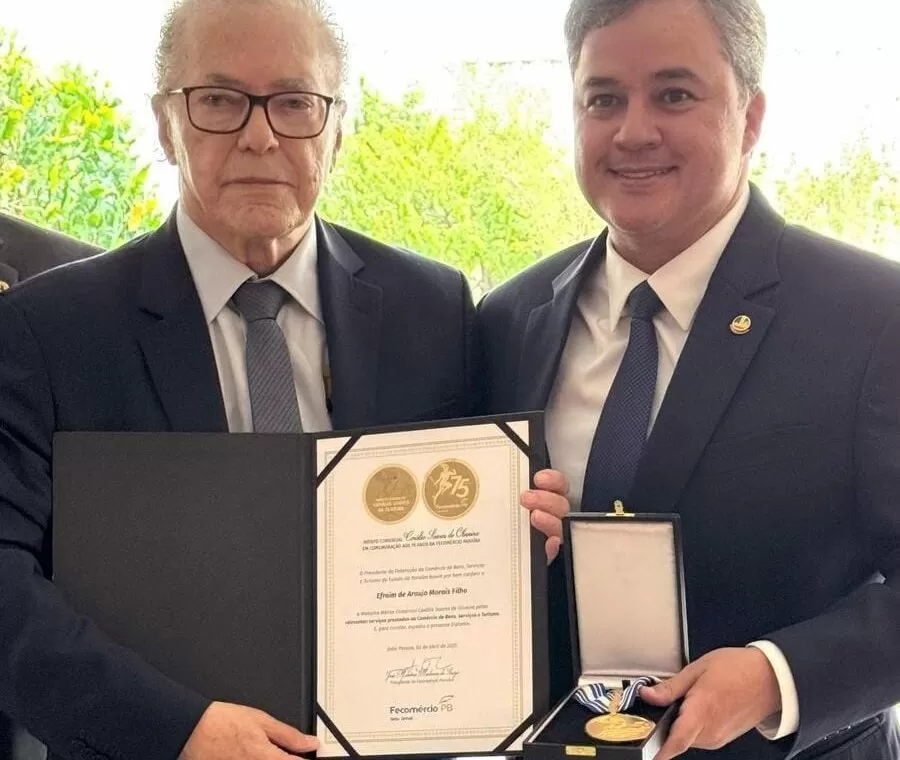 Fecomércio-PB homenageia senador Efraim Filho em Brasília com Medalha Mérito Comercial