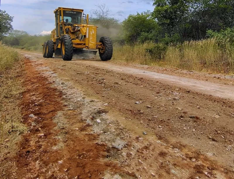 Prefeitura de Quixaba inicia recuperação e abertura de estradas vicinais na zona rural