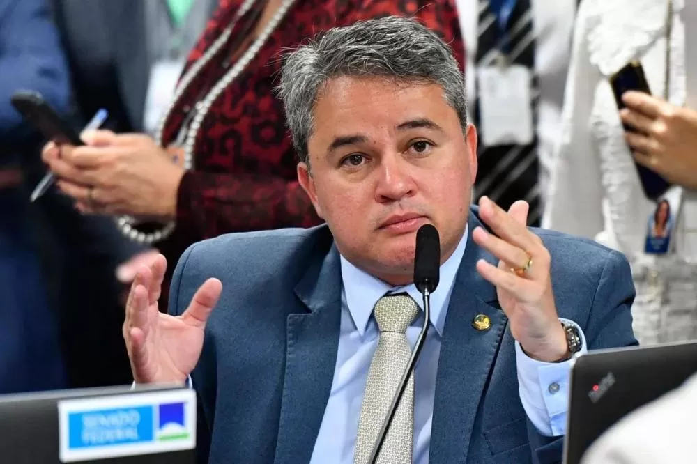 Senador Efraim Filho se envolve em acidente de carro durante agenda no Sertão da Paraíba