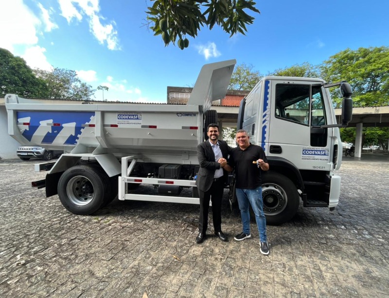 Diamante recebe novo caminhão caçamba