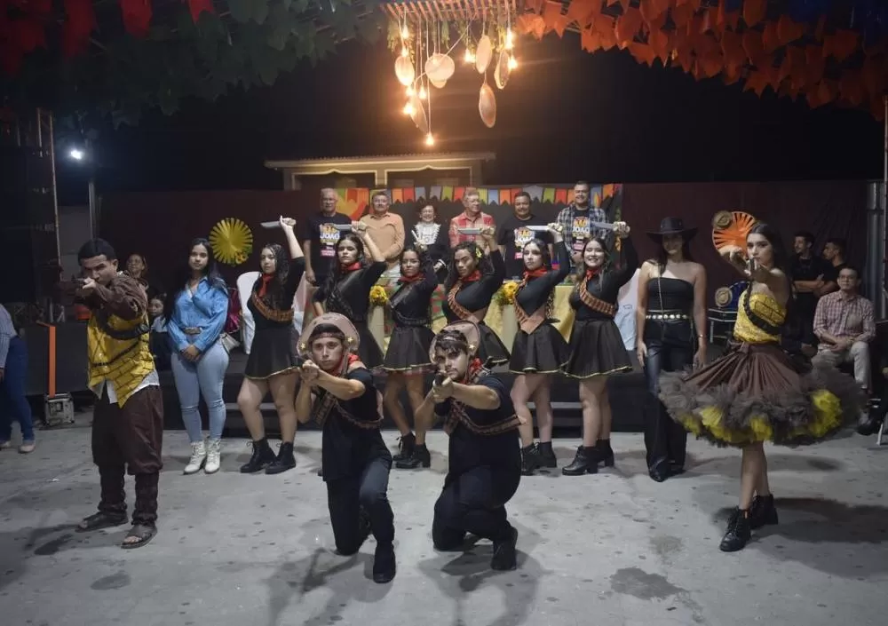 Barra de Santa Rosa encerra São João na Praça com emoção, homenagens e show de Padre Nilson