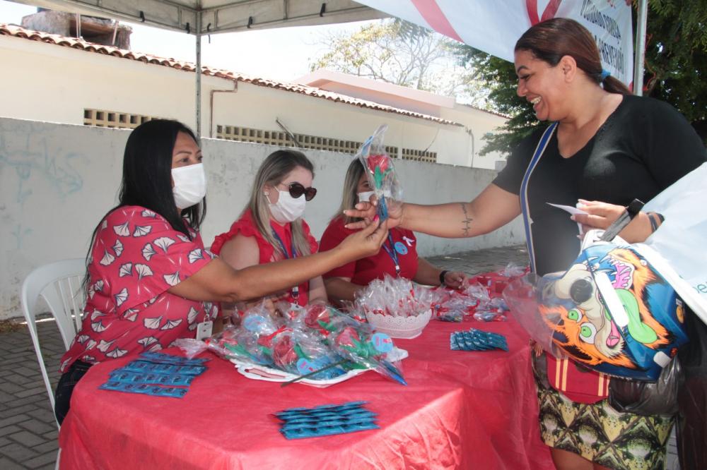 Prefeitura de Cabedelo realiza ação do Dezembro Vermelho com testagem rápida para IST’s e distribuição de preservativos 