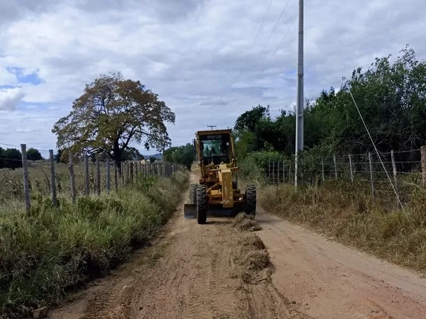 Começou: Prefeitura inicia recuperação de estradas vicinais em Bom Jesus