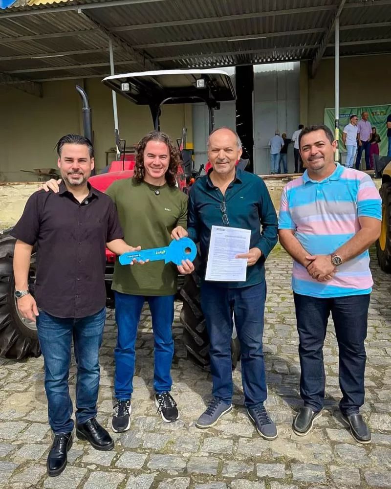 Prefeito Nilton Almeida recebe novo trator para reforçar agricultura e infraestrutura de Cacimbas