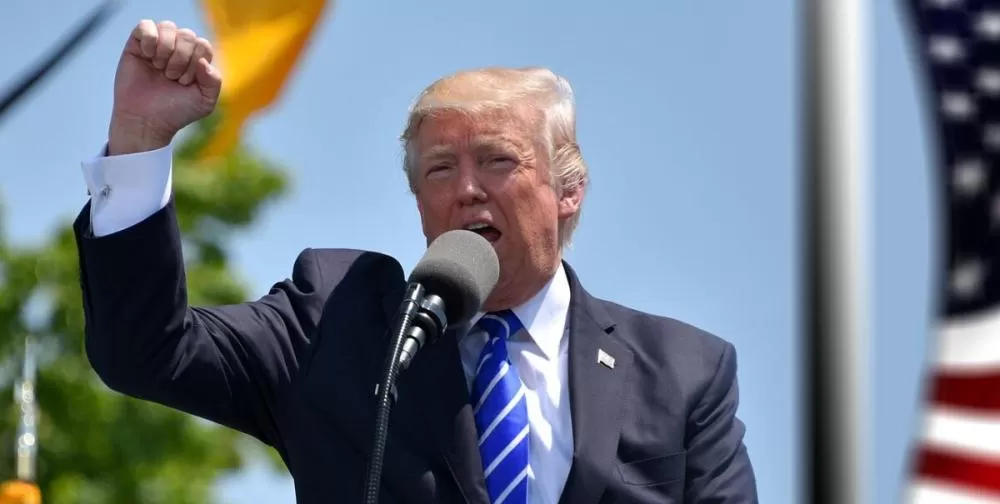 Trump impõe tarifa de 50% sobre Brasil e menciona Bolsonaro e ‘relação comercial injusta’