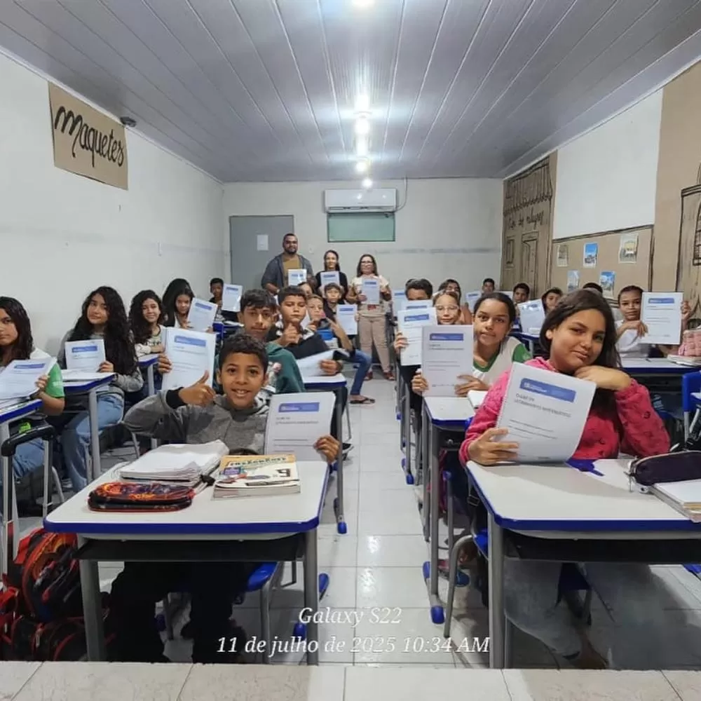 Barra de Santa Rosa entrega cadernos do Programa Escola das Adolescências a estudantes do 6º e 9º anos