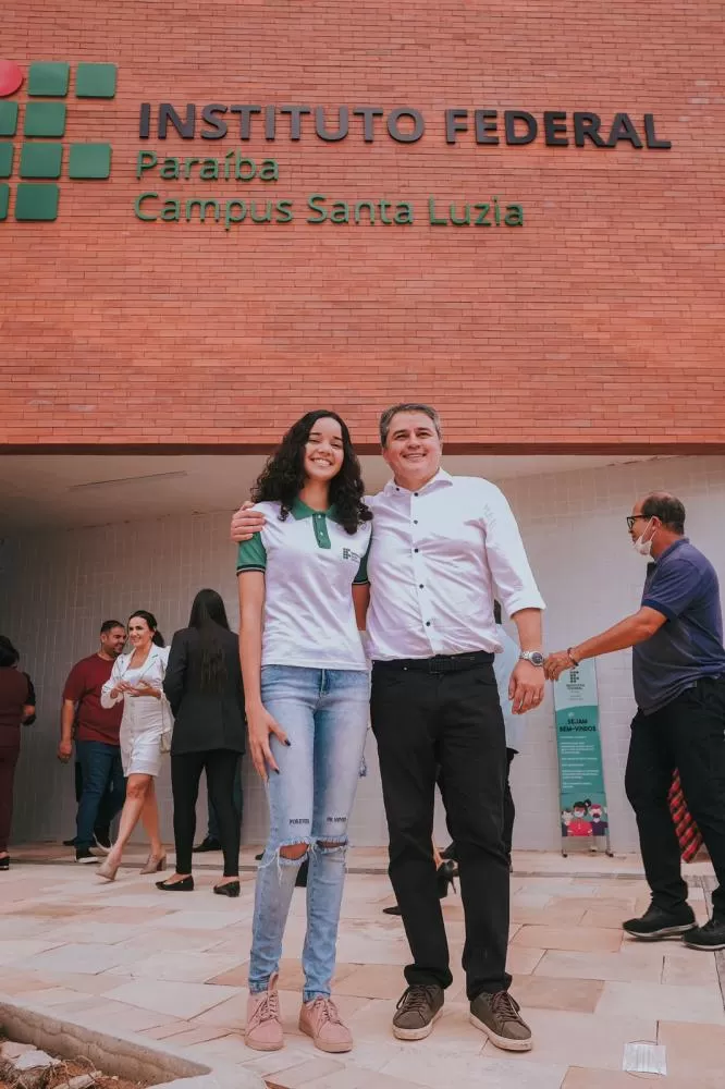 Efraim celebra 1º lugar do IFPB de Santa Luzia no Enem