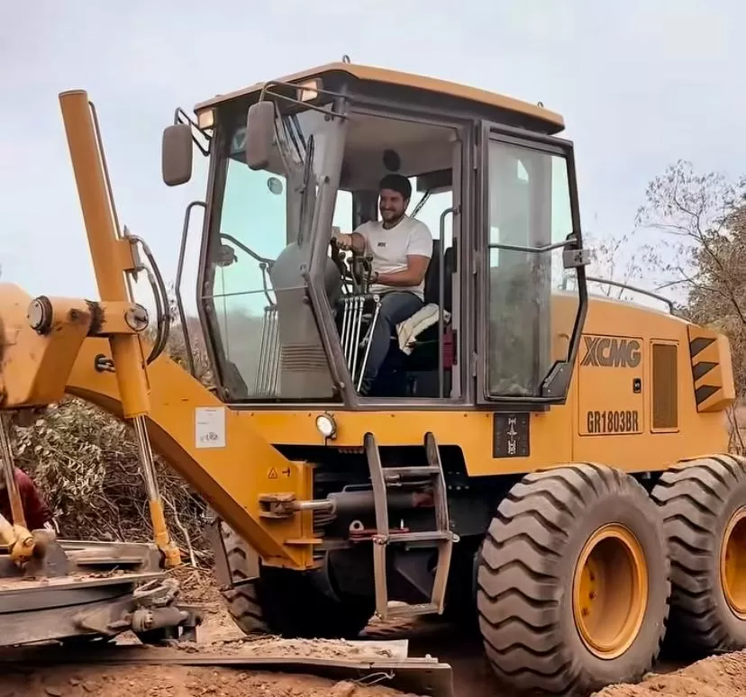 Prefeito Arthur Vieira acompanha obras de nova via que ligará bairros em Riacho dos Cavalos