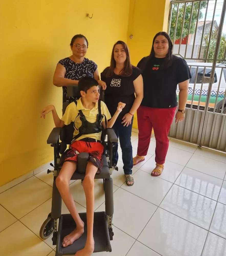 Cachoeira dos Índios entrega cadeira de rodas adaptada ao pequeno Matheus