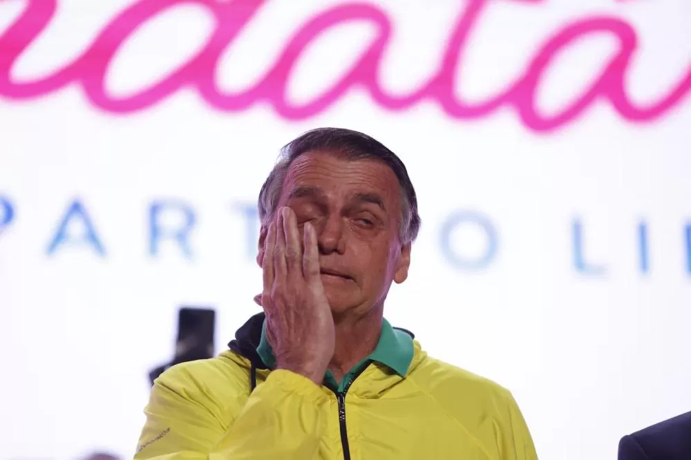 Por que Bolsonaro foi para prisão domiciliar e o que ele está proibido de fazer