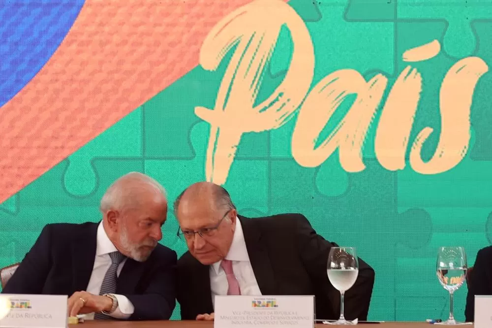 Em meio à falta de diálogo entre governo e americanos, tarifaço começa hoje