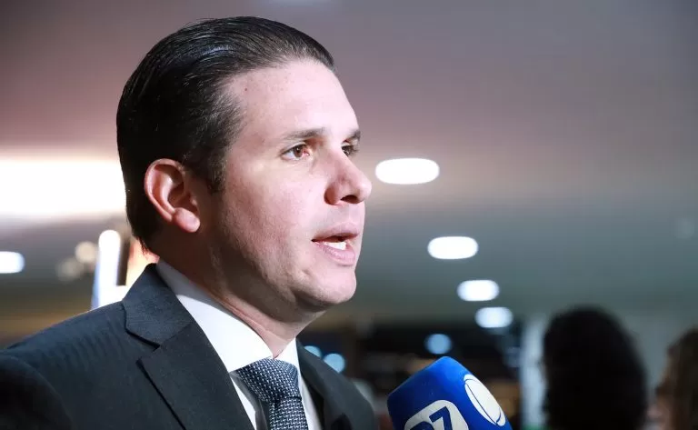 Hugo Motta analisa imagens e avalia punir deputados que tumultuaram a Câmara