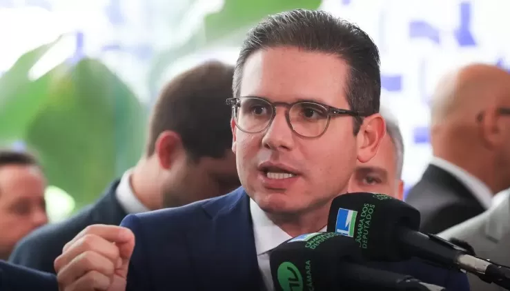 Hugo Motta promete levar à Câmara debate sobre adultização infantil após denúncias de Felca