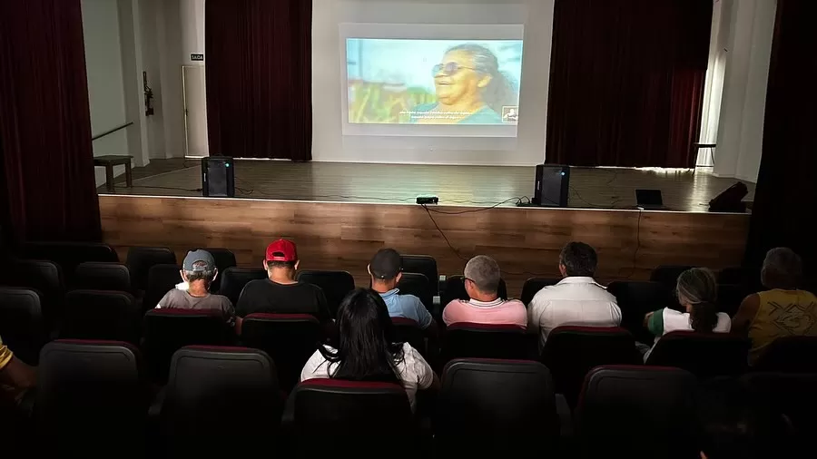 Cinema no Teatro reúne usuários do CAPS em Barra de Santa Rosa