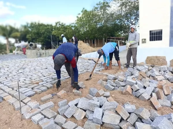 Prefeitura de Bom Jesus avança com pavimentação no Sítio Mata Fresca e anuncia obra no Sítio Mastruz