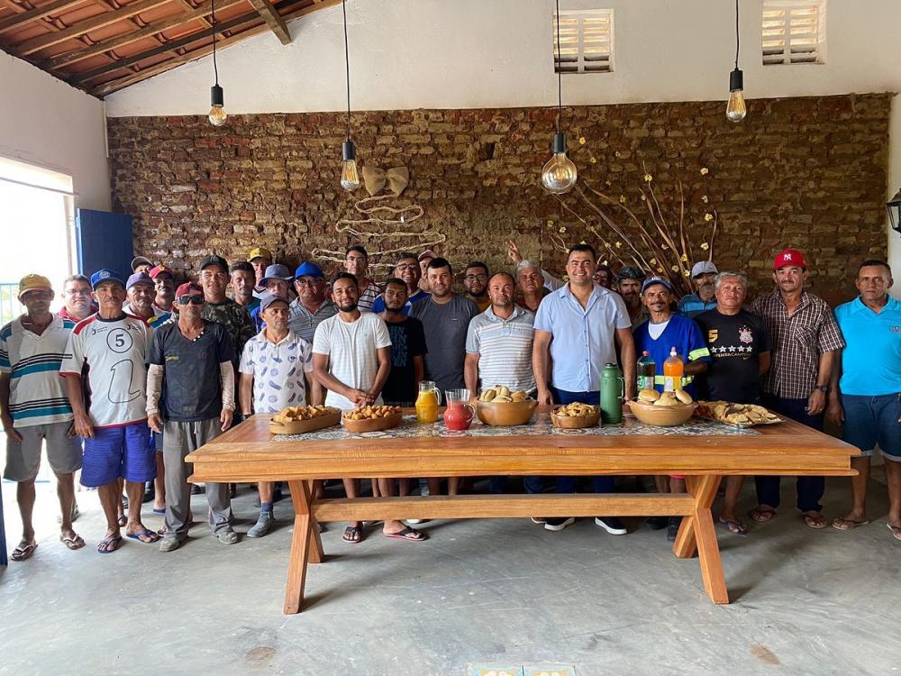 Em Barra de Santa Rosa, Secretaria de Infraestrutura confraterniza com funcionários em café da manhã