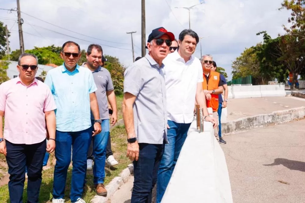 Leo Bezerra vistoria obras de proteção na falésia do Cabo Branco