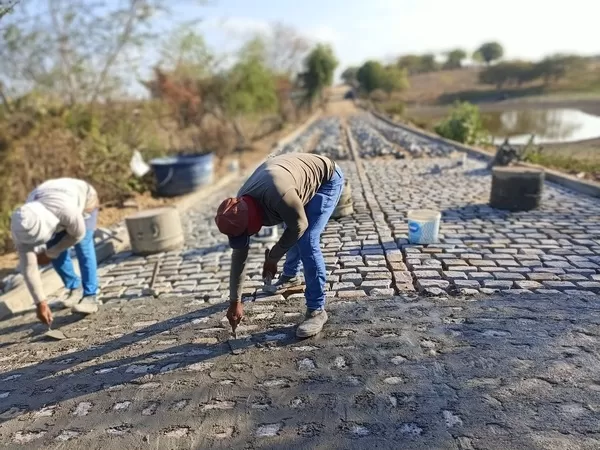 Prefeitura de Bom Jesus avança com pavimentação no Sítio Mastruz após concluir etapa na Mata Fresca