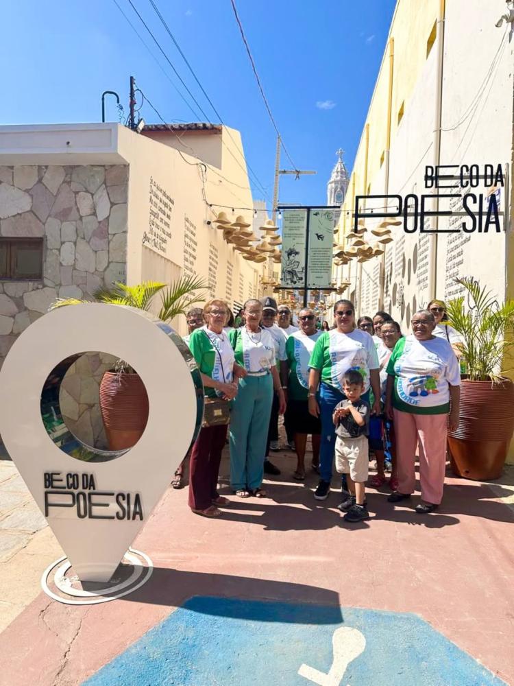 Idosos de Zabelê vivem dia de lazer e cultura no Beco da Poesia, em Monteiro