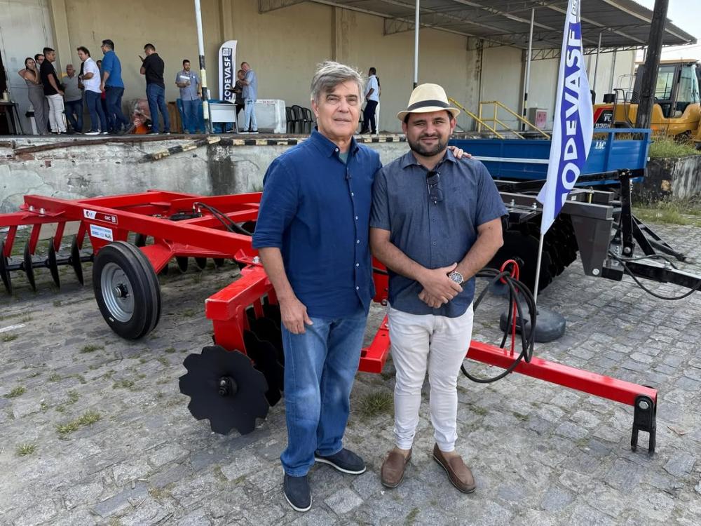 Prefeitura de Emas recebe maquinário agrícola para fortalecer a agricultura do município