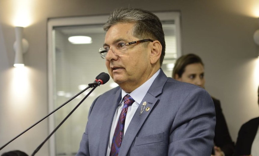 Adriano Galdino mantém pré-candidatura ao governo, mas admite avaliar vaga no TCE-PB