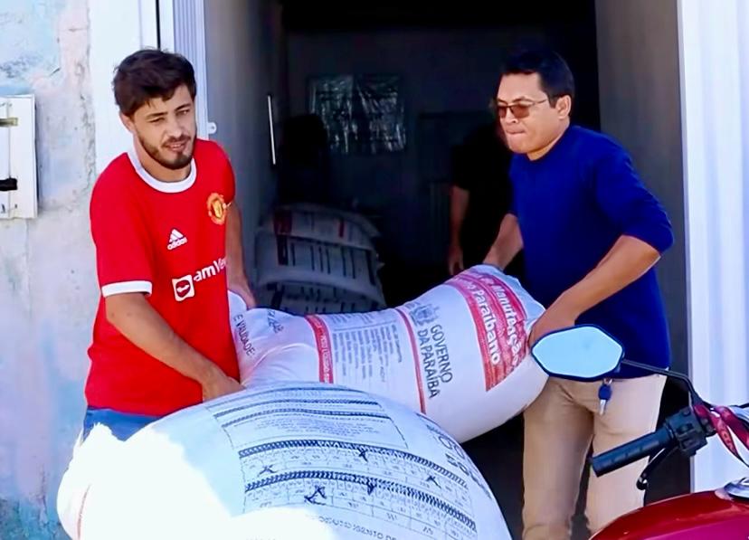 Prefeitura de Cacimbas realiza entrega de ração para criadores e reforça apoio ao homem do campo