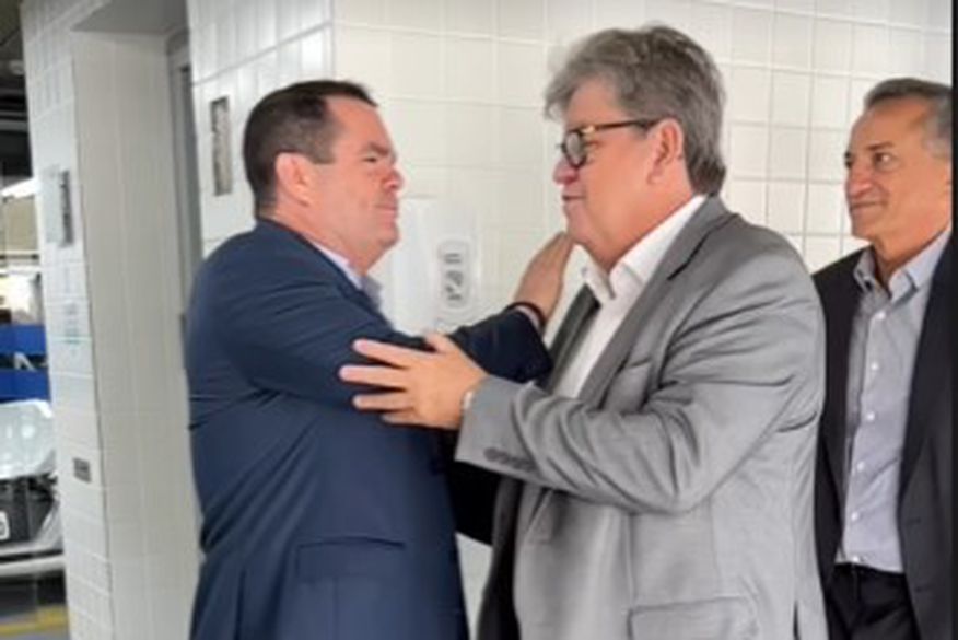 João Azevêdo volta de Brasília e se reúne com Superintendência da Caixa Econômica na Paraíba para debater parcerias