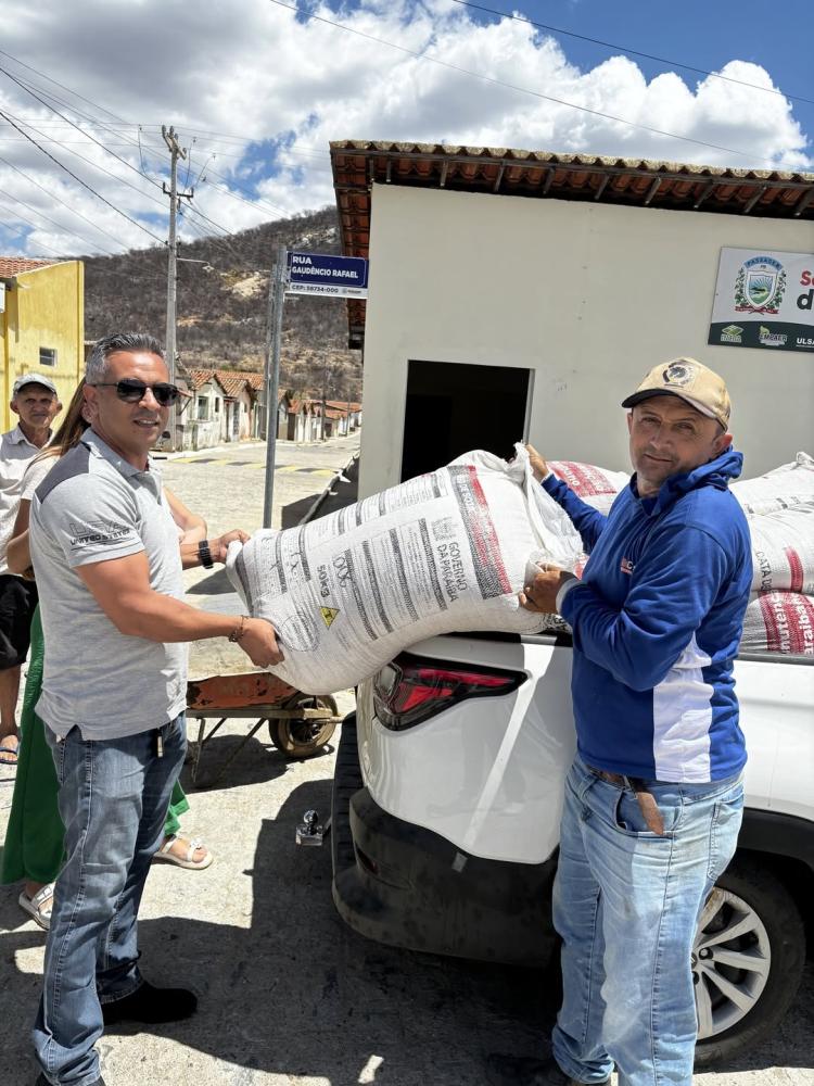 Prefeitura de Passagem reforça apoio aos pecuaristas com entrega de rações do Programa de Manutenção do Rebanho Paraibano