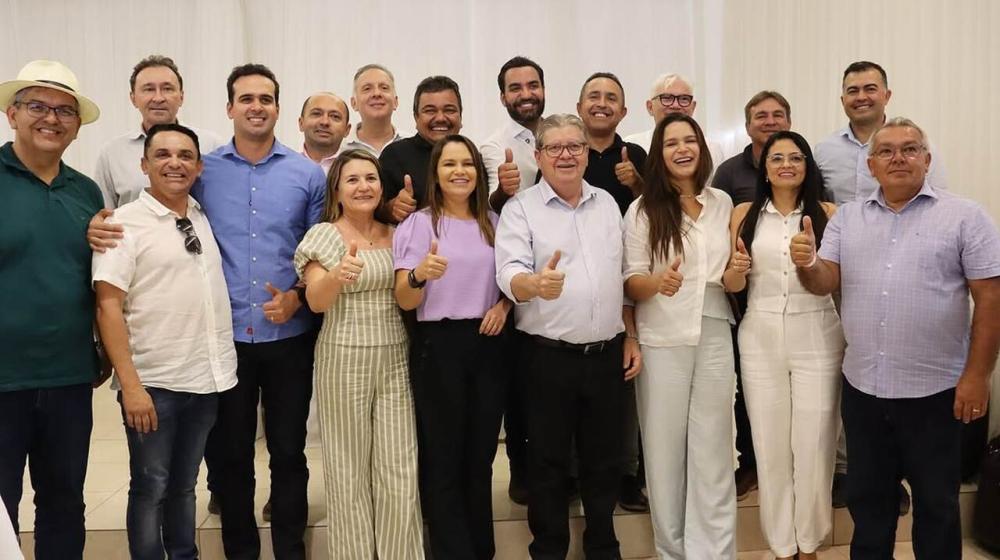 João Azevêdo recebe apoio de 15 prefeitos do Curimataú e Seridó em encontro político em Cuité