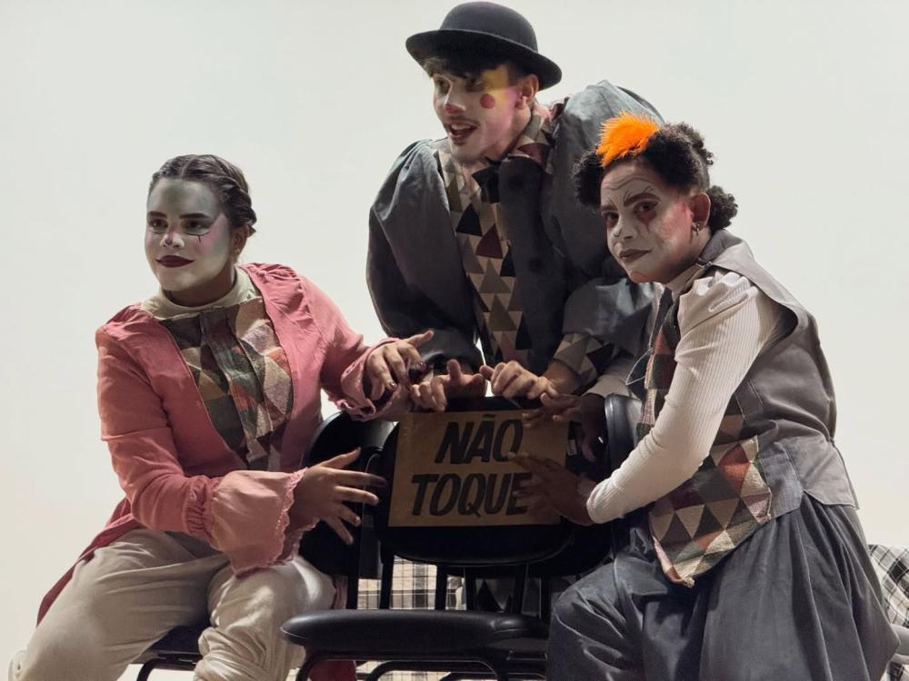 Prefeitura de Barra de Santa Rosa recebe espetáculo “Distração” no Centro Cultural