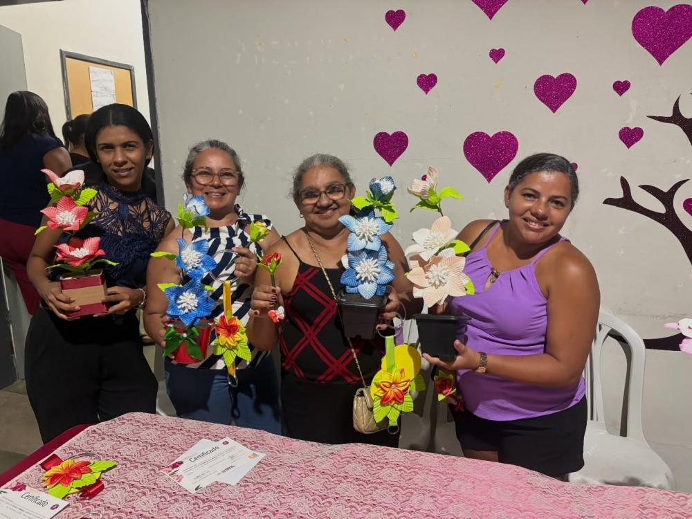 Barra de Santa Rosa encerra Curso de Flores no CRAS com entrega de certificados e presença do prefeito Alex Condá