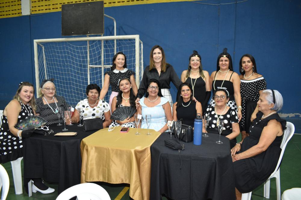 Idosos de São José do Bonfim revivem os anos 80 em baile temático cheio de música, dança e alegria