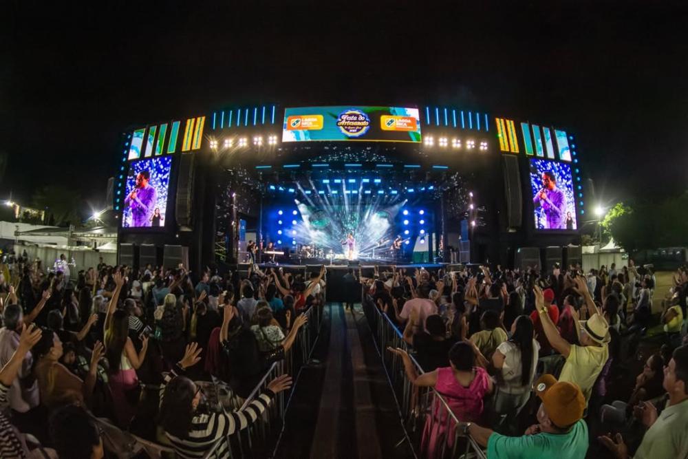 Multidão lota a segunda noite da Festa do Artesanato em Lagoa Seca