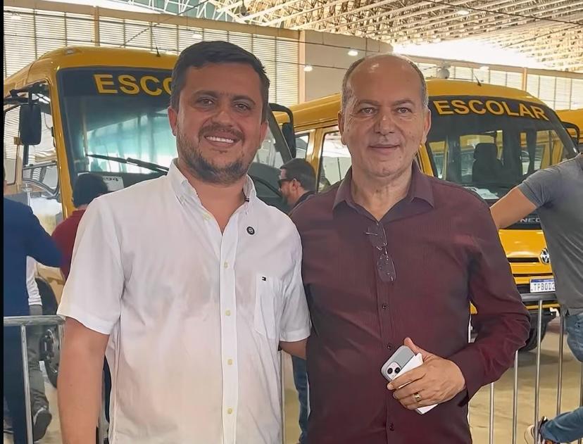 Cacimbas recebe novo ônibus escolar e reforça transporte para estudantes da rede municipal