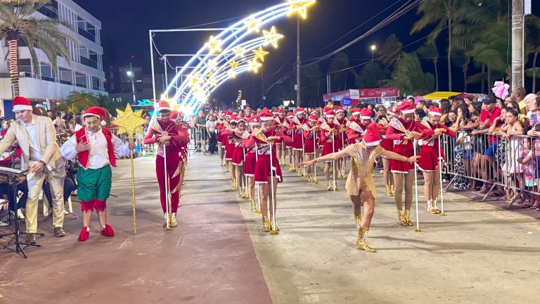 Parada Natalina da Rede Municipal encanta público no Busto de Tamandaré