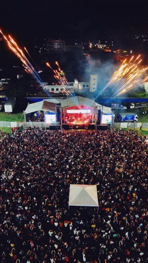 Cachoeira dos Índios celebra aniversário com show histórico de Calcinha Preta e grande público na praça