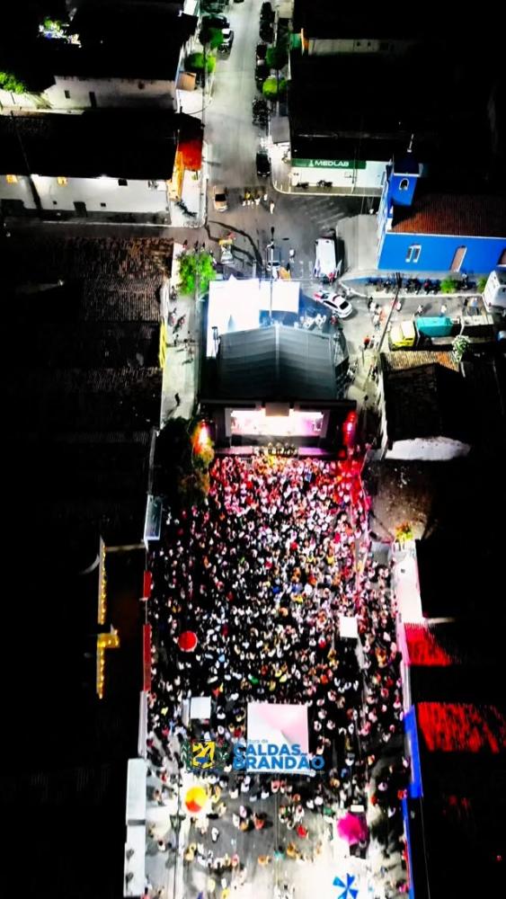 Prefeitura de Caldas Brandão realiza Réveillon 2026 com grande sucesso e multidão na praça