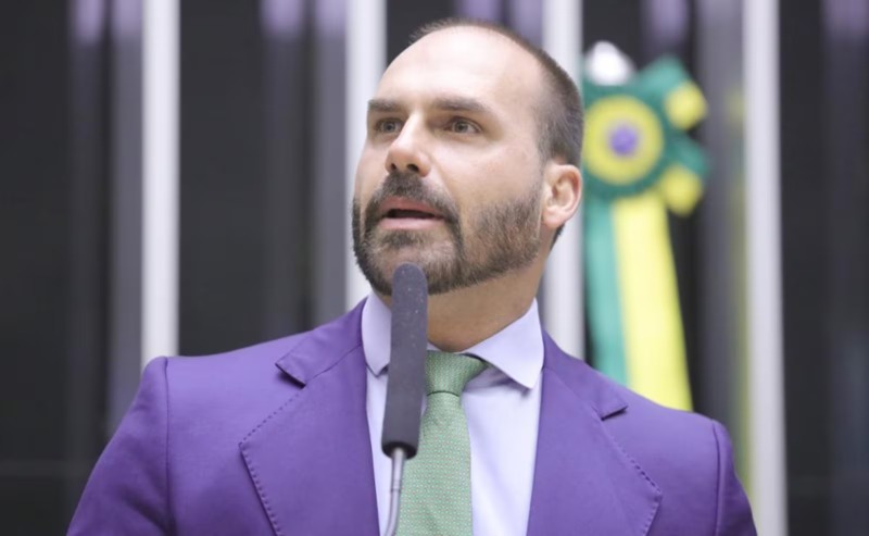 PF determina retorno imediato de Eduardo Bolsonaro ao cargo de policial federal no Rio de Janeiro